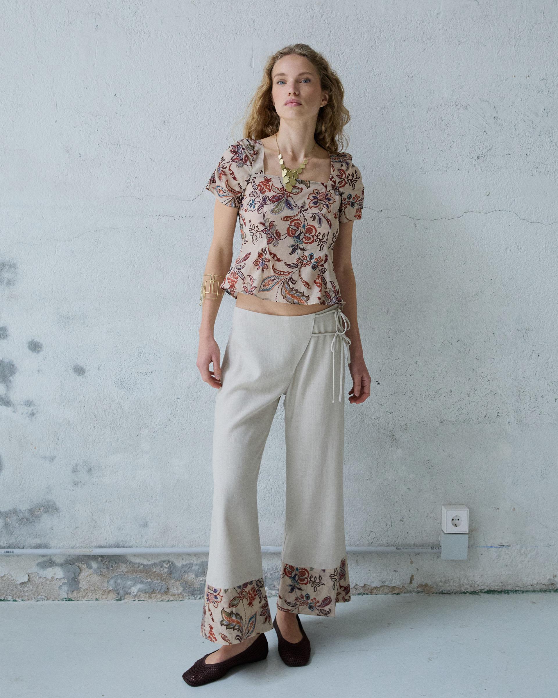 Pantalón Lazadas Bajo Estampado Beige