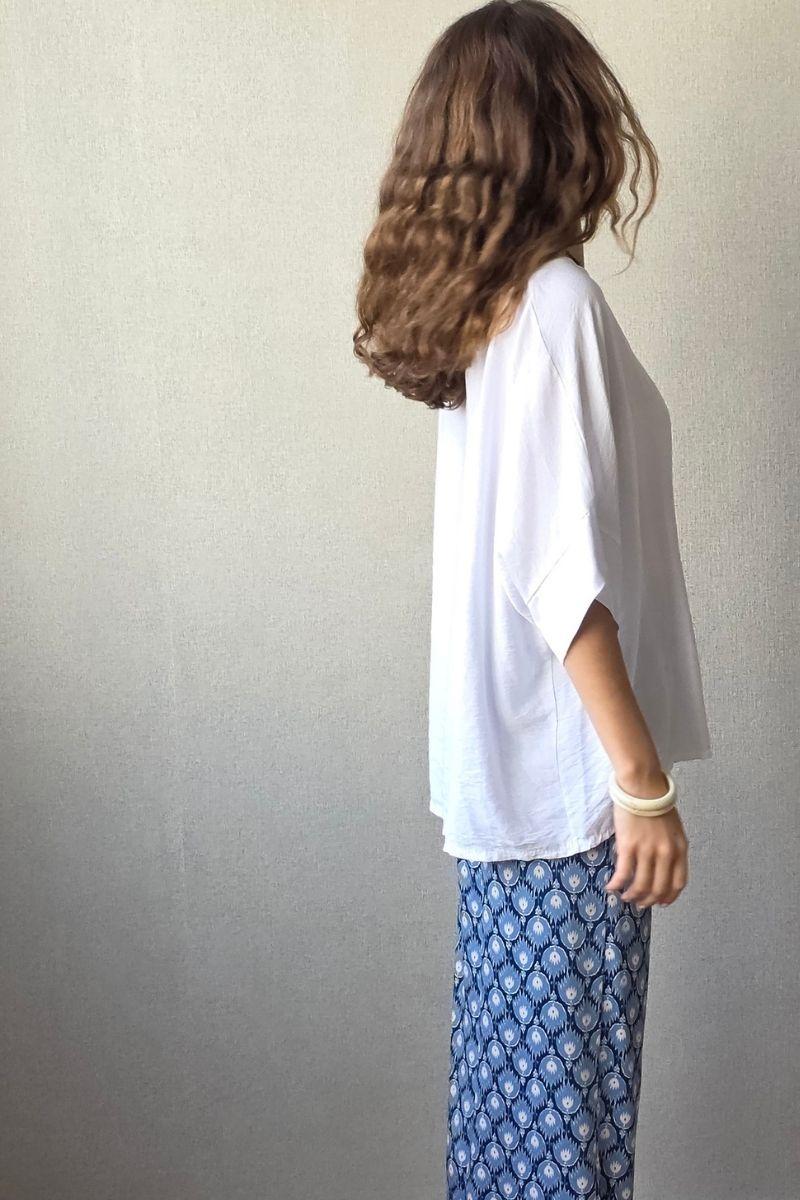 Pantalón estampado fuego con bolsillos azul jeans