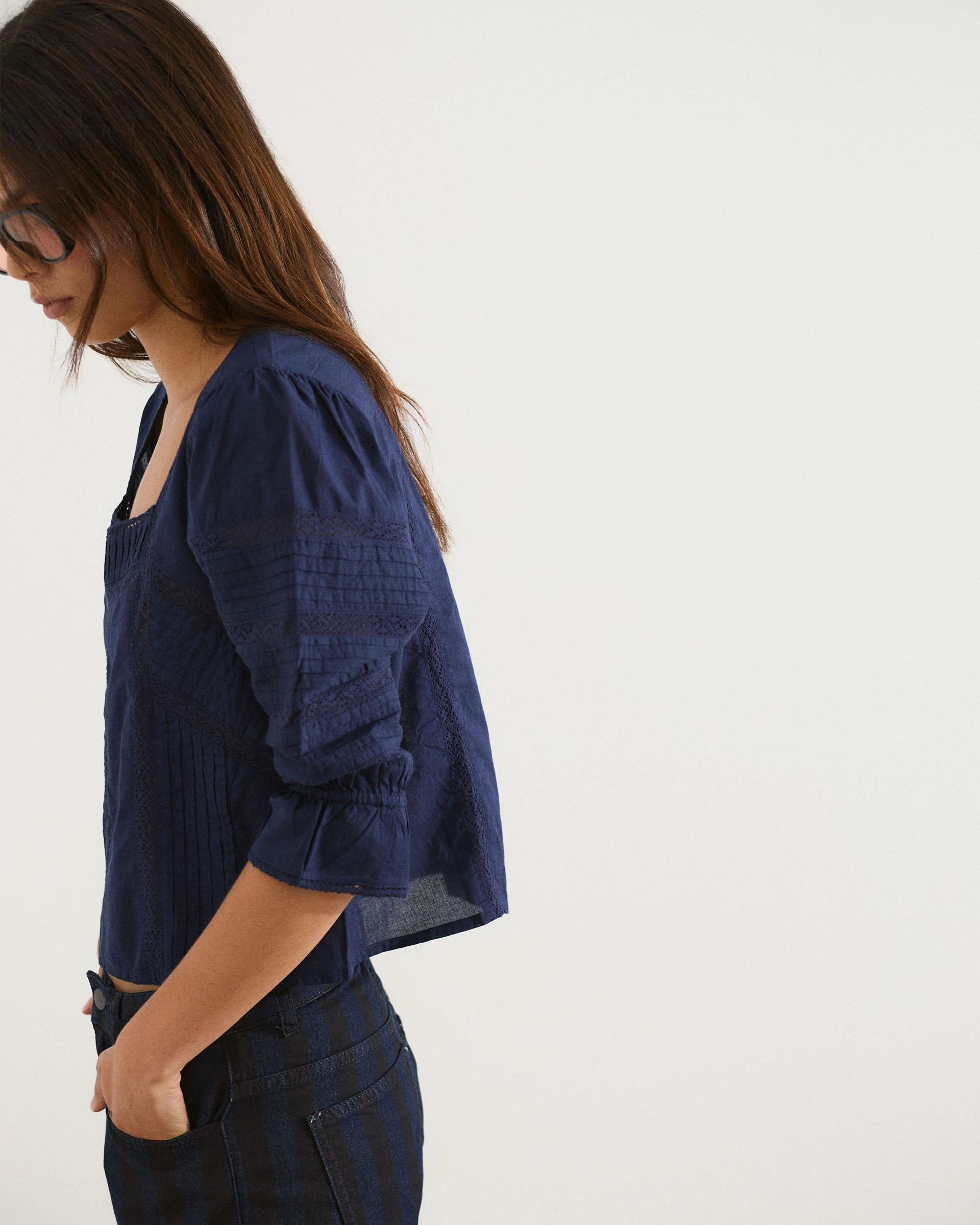 Blusa Escote Cuadrado Puntillas Azul Marino