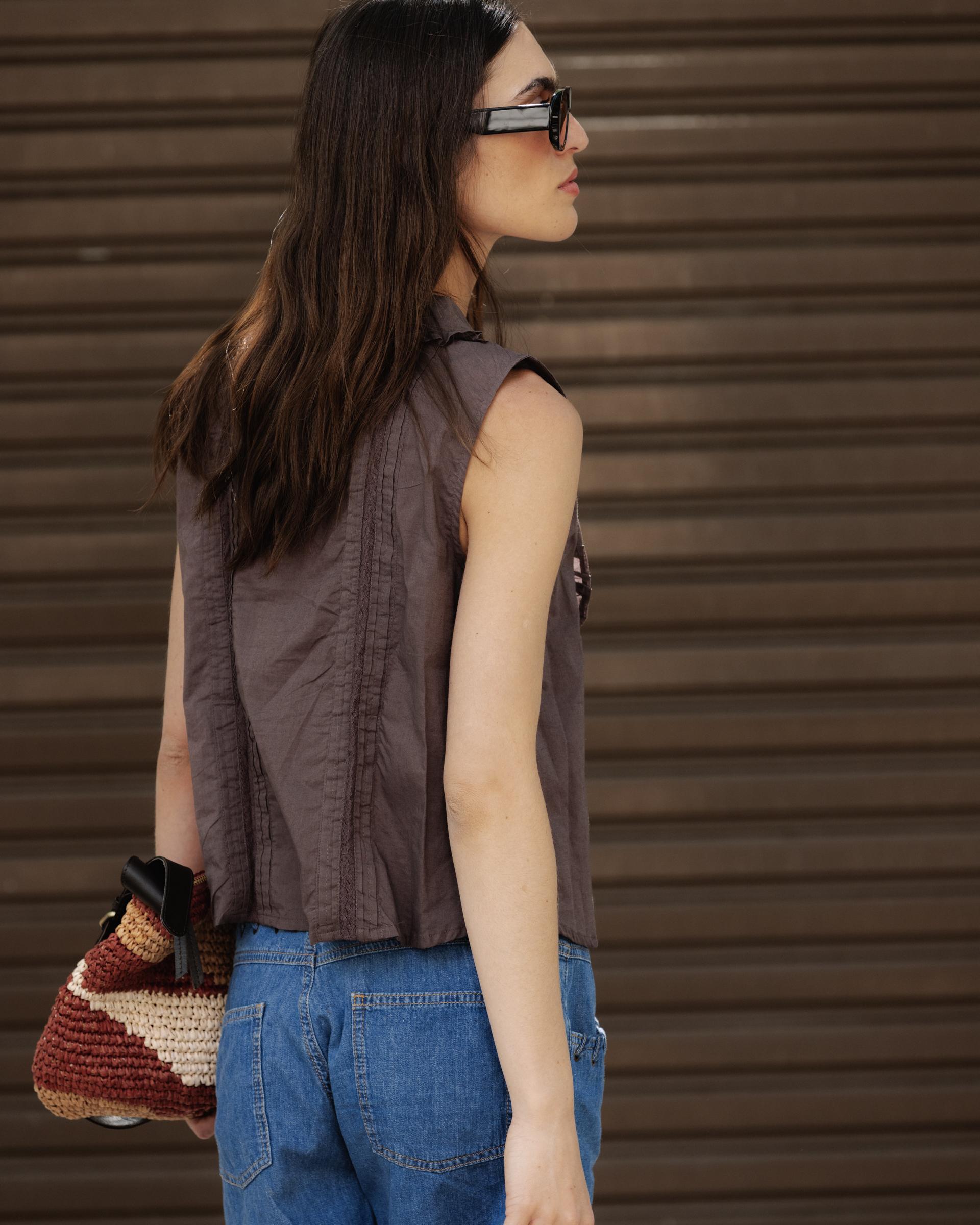 Blusa Sin Mangas Pechera Marrón