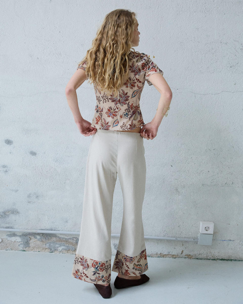 Pantalón Lazadas Bajo Estampado Beige