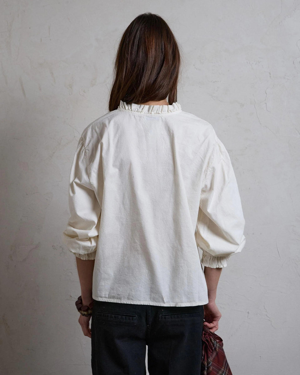 Blusa Detalle Volante Cuello Crudo