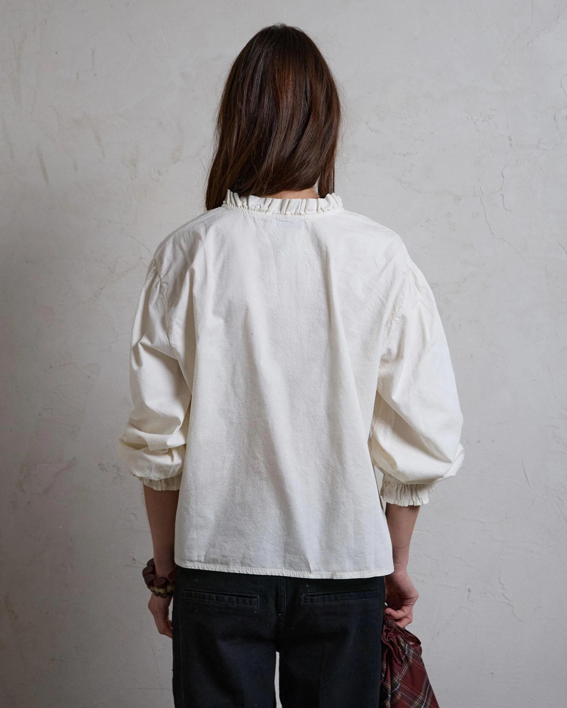 Blusa Detalle Volante Cuello Crudo