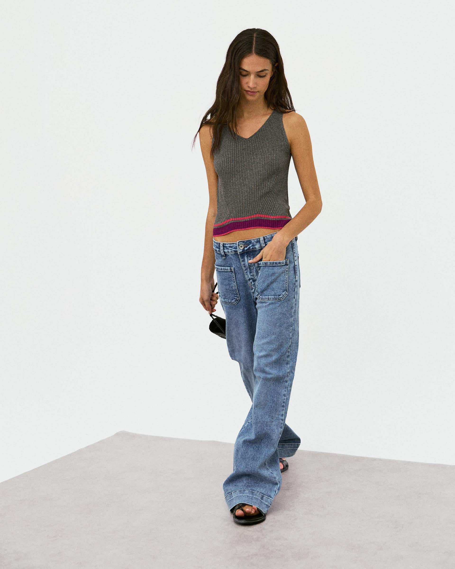Jeans Straight Bolsillos Plastón Azul