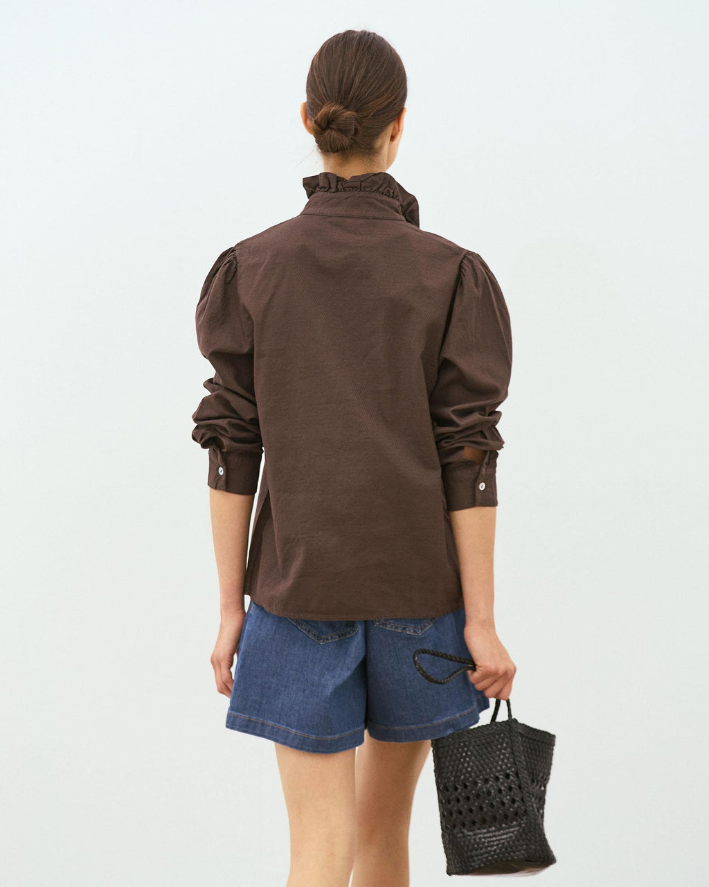 Blusa Cuello Subido Botones Volante Marrón