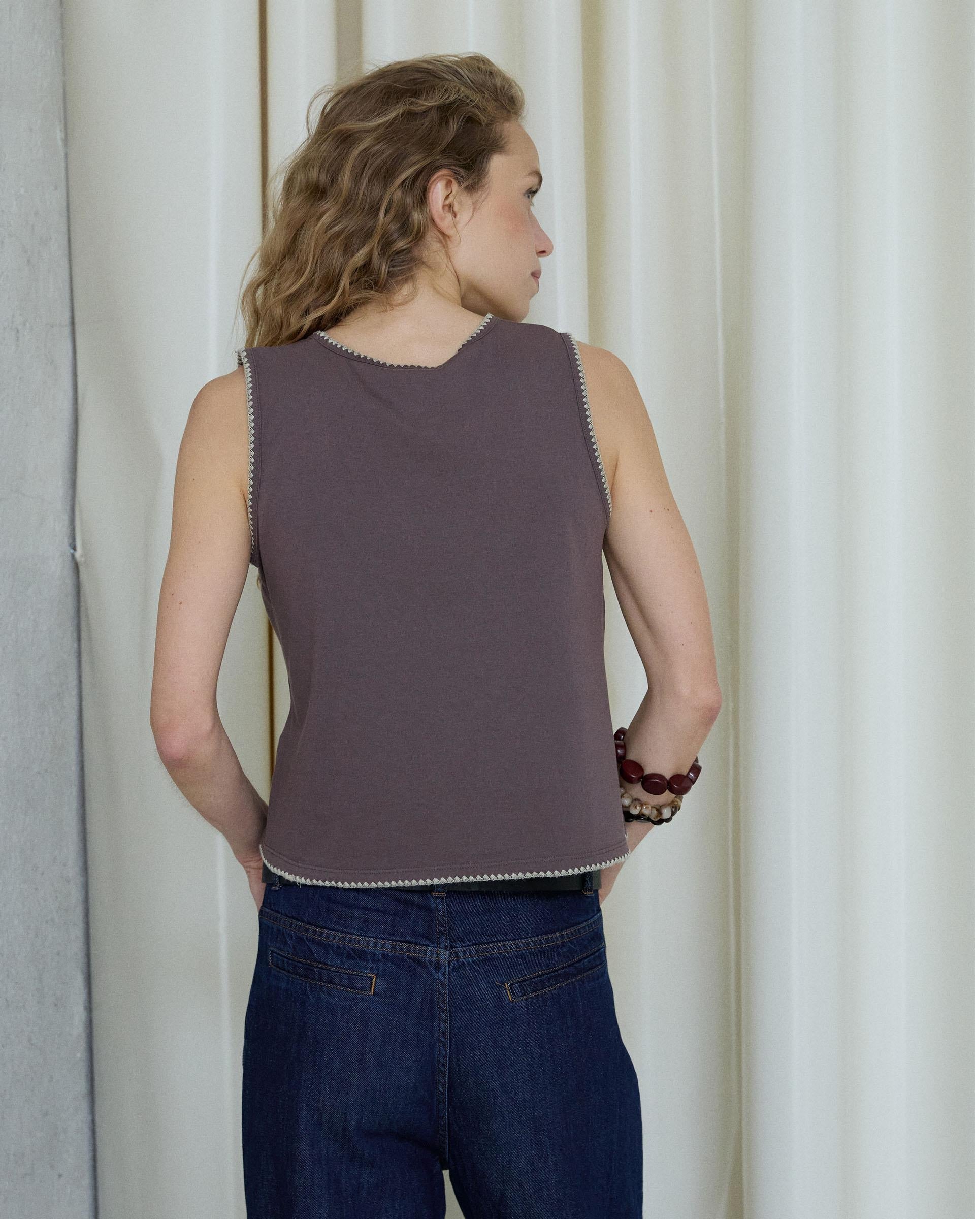 Camiseta Tirantes Pespuntes Marrón