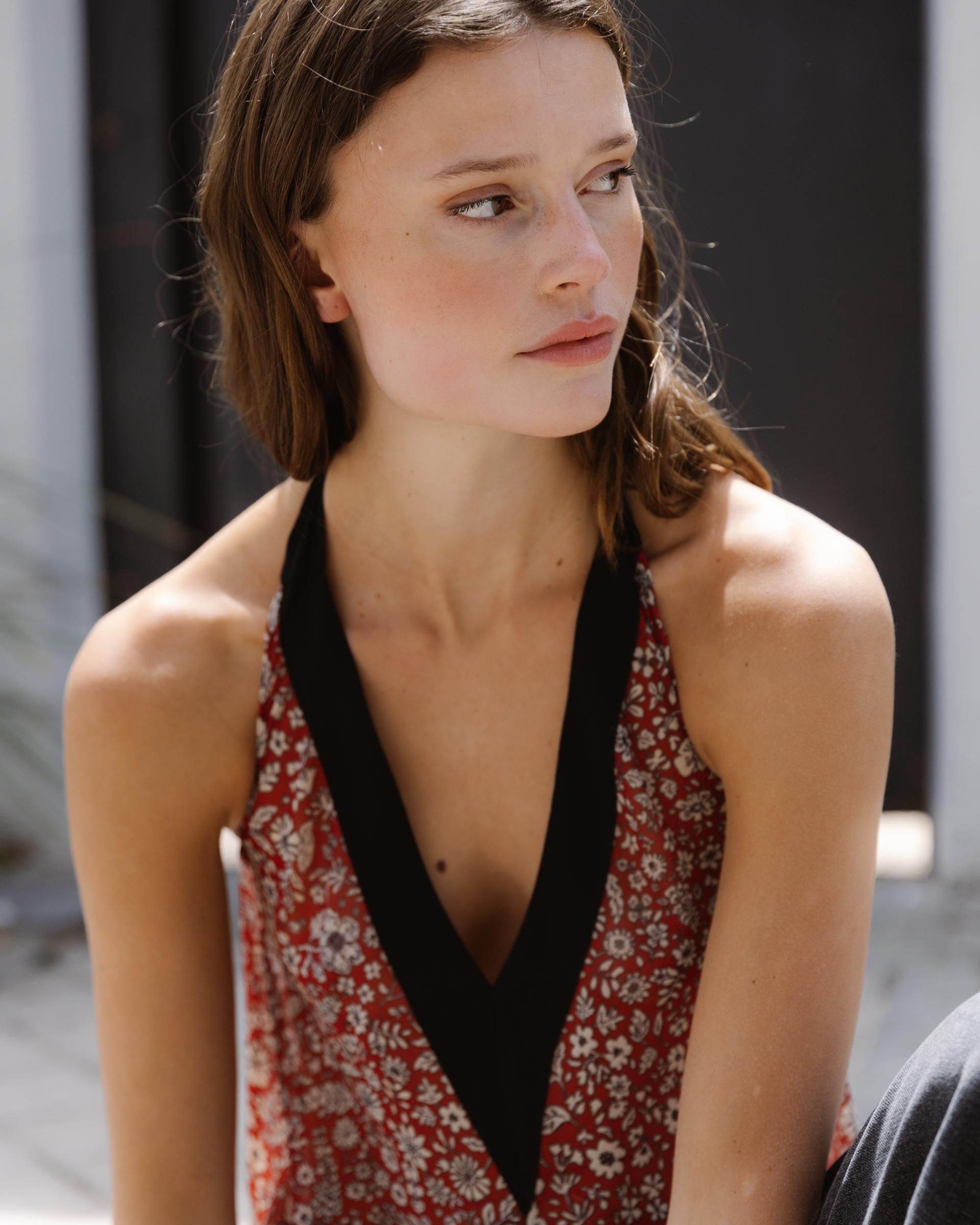 Top Halter Contraste Flores Rojo