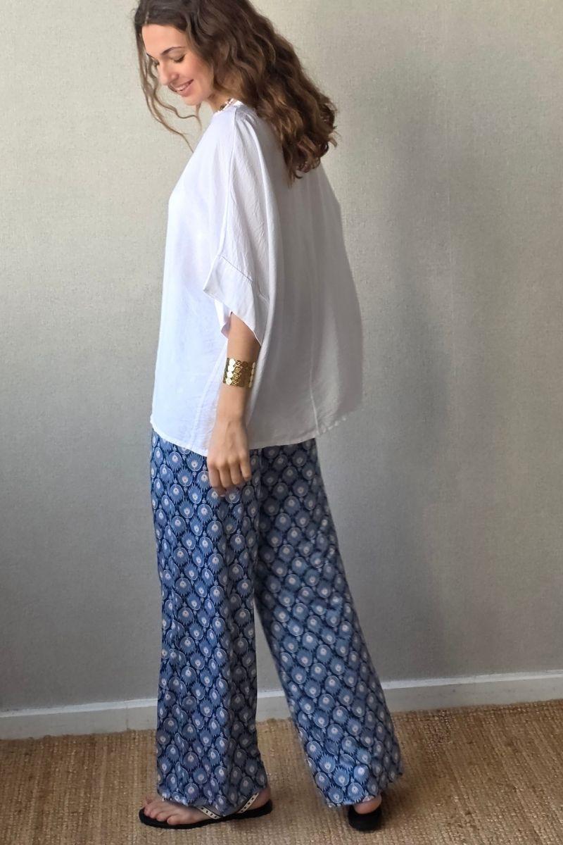 Pantalón estampado fuego con bolsillos azul jeans
