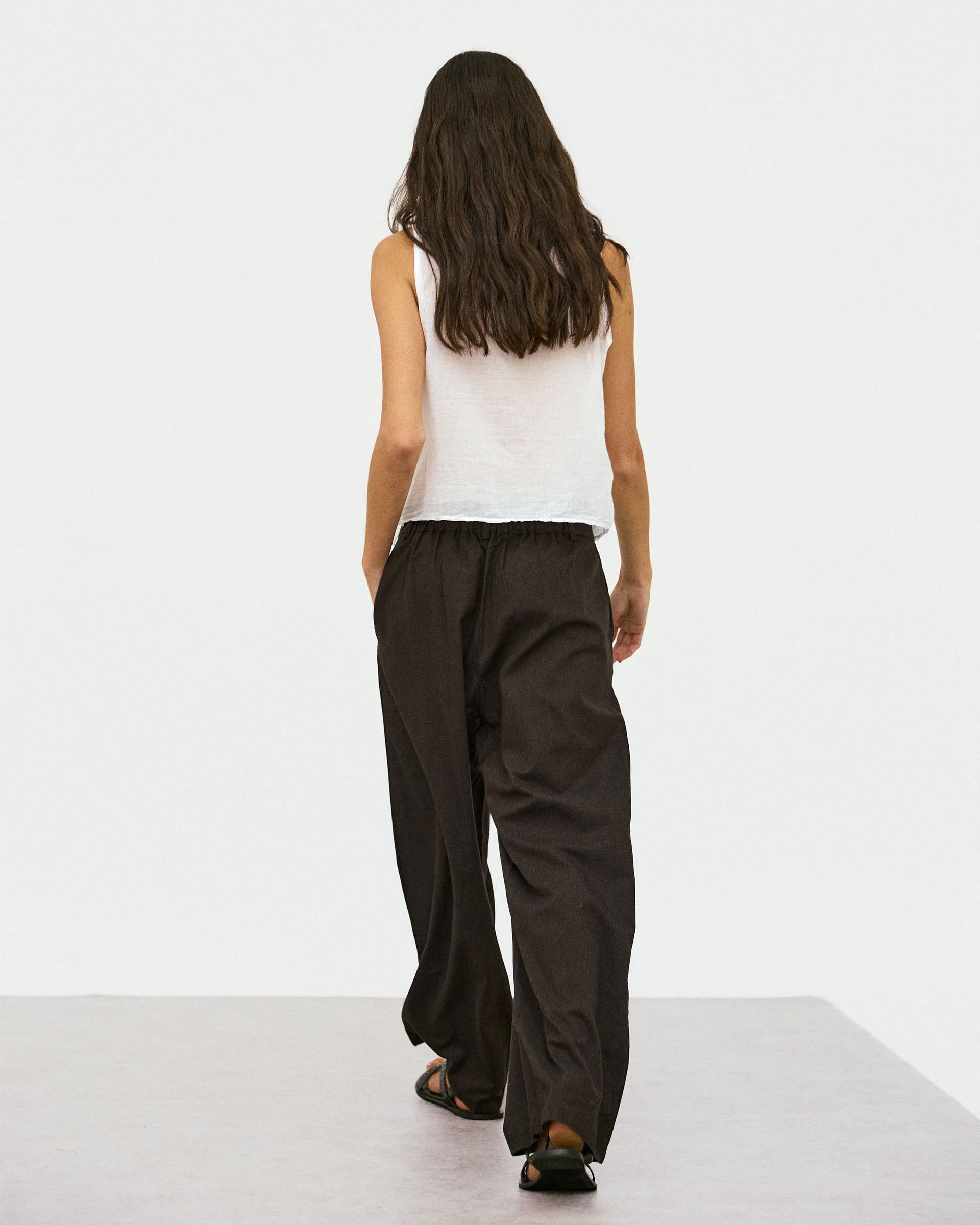 Pantalón Pinzas Bolsillos Laterales Marrón