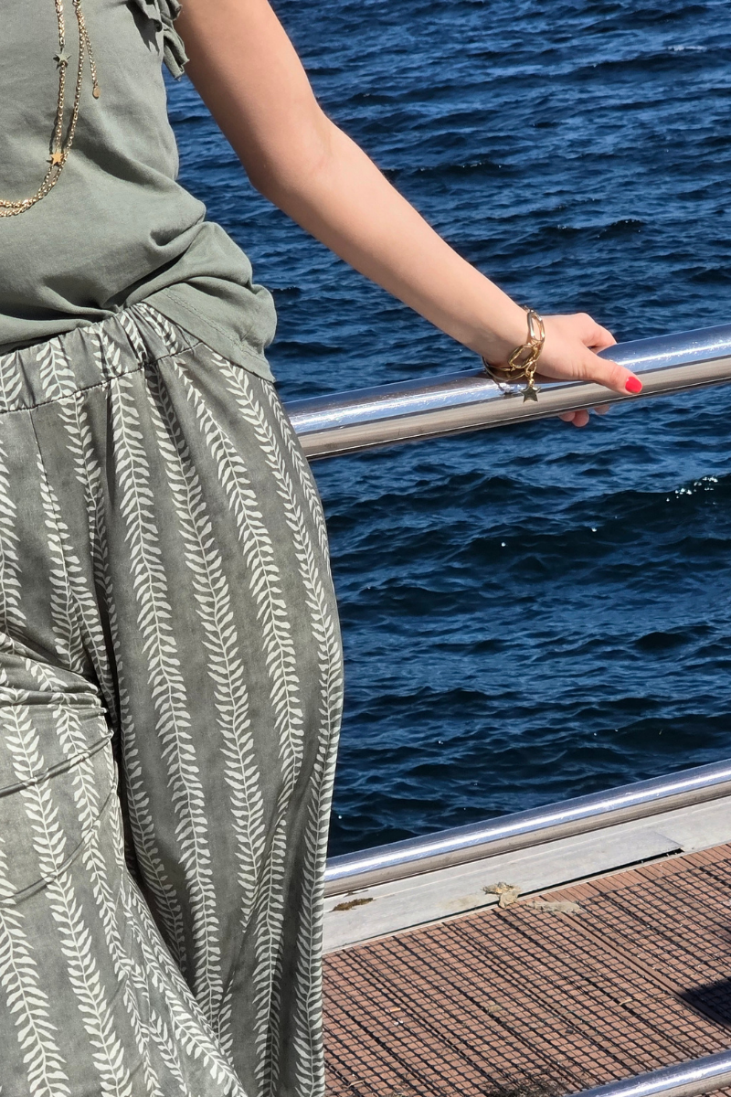 Pantalón Elástico Estampado Hojas Caqui