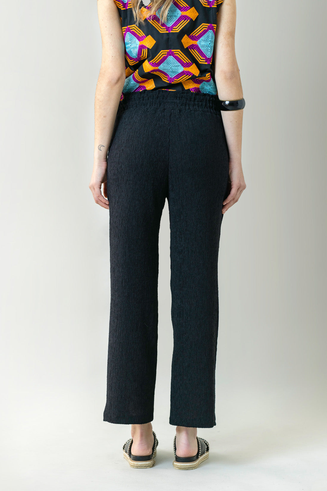 PANTALON EFECTO ARRUGADO NEGRO
