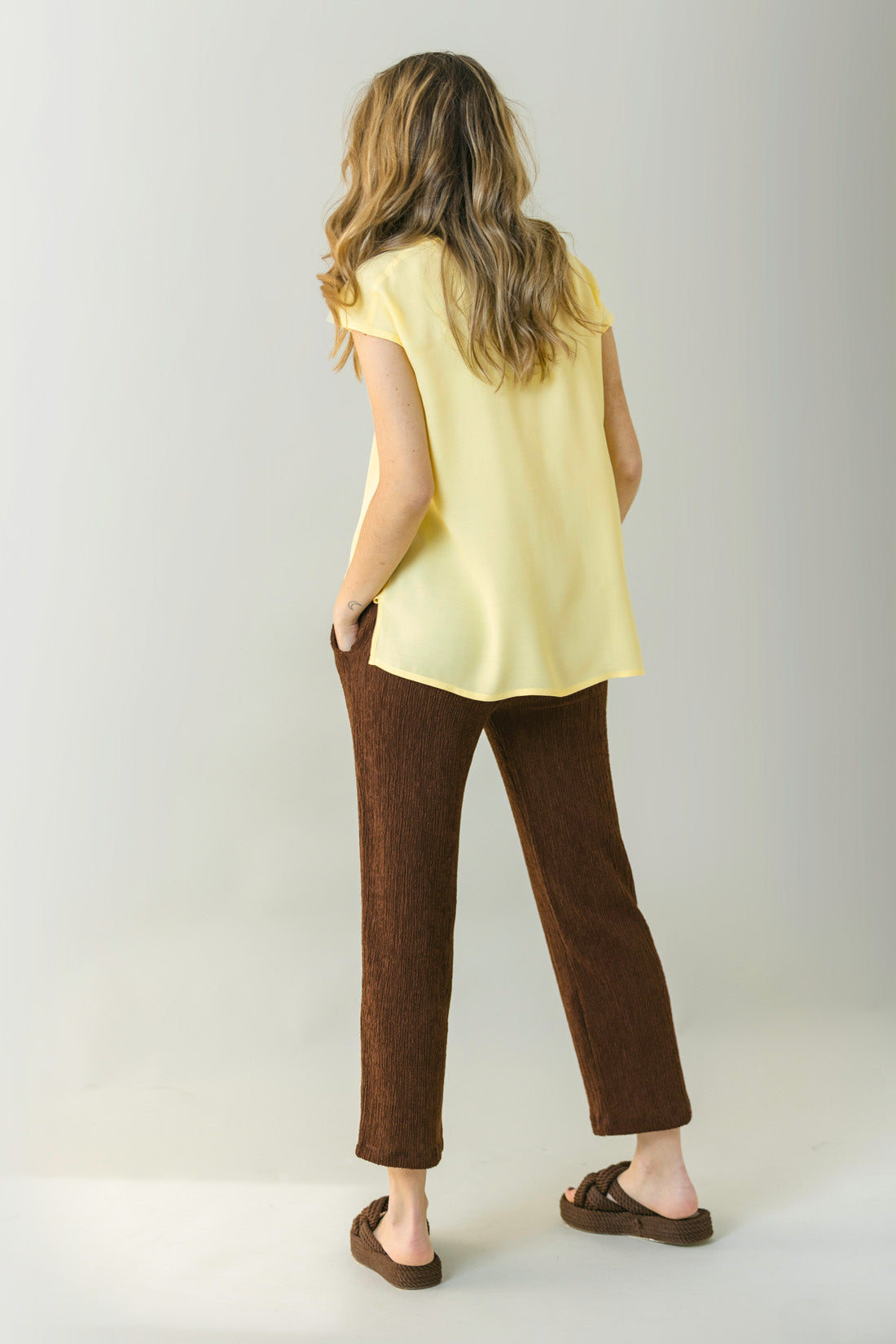 PANTALON EFECTO ARRUGADO MARRON