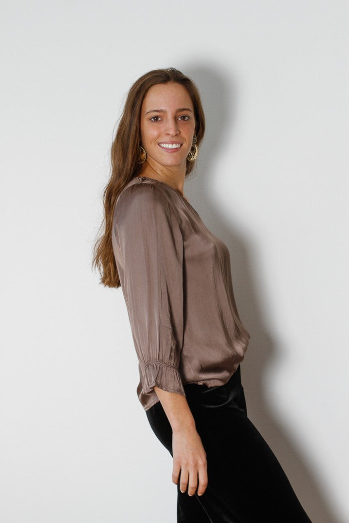 Blusa satinada de una manga con fular topo