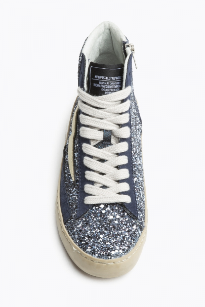Sneakers azul con rayo glitter y tachuelas