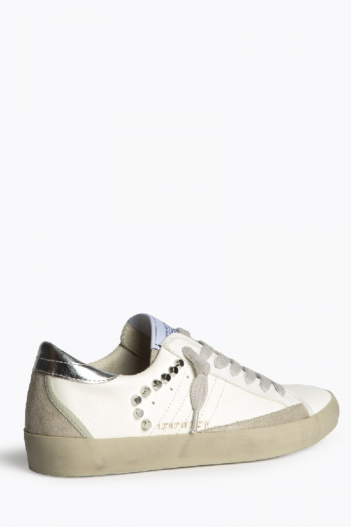 Sneakers blancas con detalles de tachas