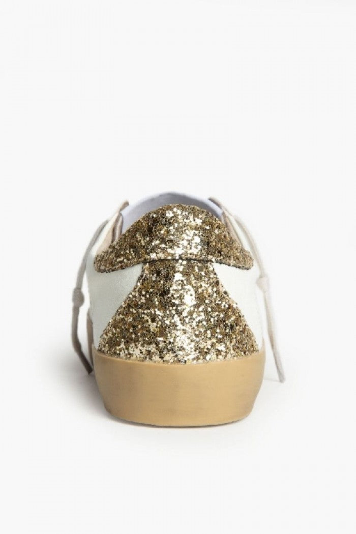Sneakers blancas con detalles dorado