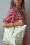 Bolso de piel dorado con opción de personalizar