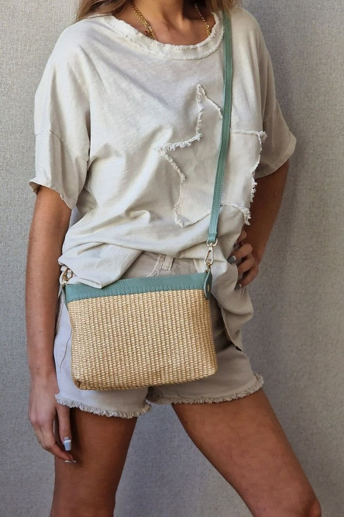 Bolso tipo rafia color natural y cinta cuero verde