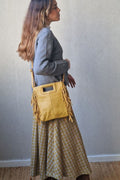 Bolso de piel con flecos mostaza