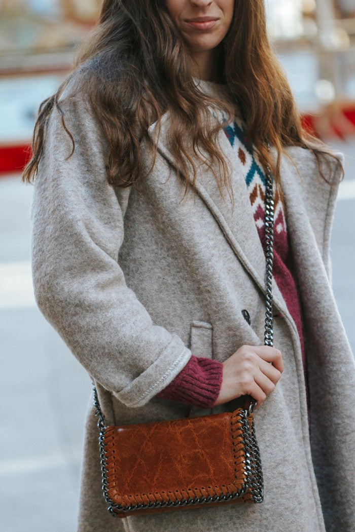 Bolso de piel con cadena camel