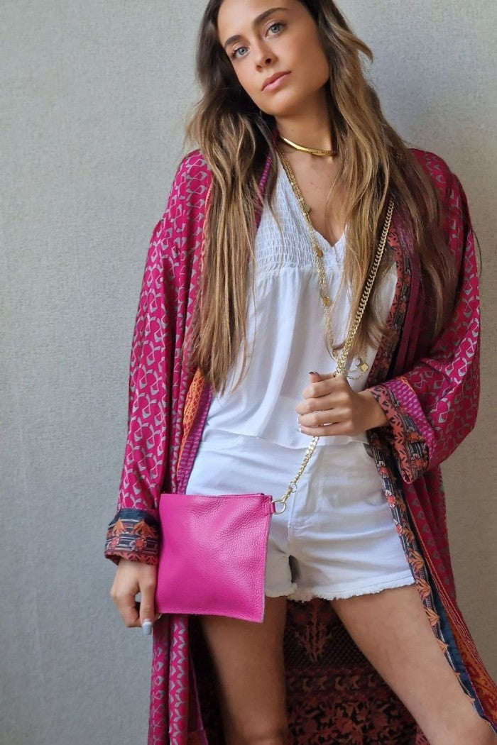 Bolso piel fucsia con cadena dorado