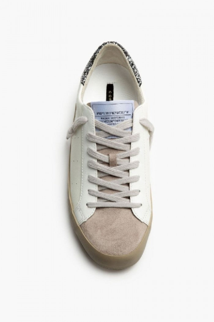 Sneakers blancas con detalles plateados