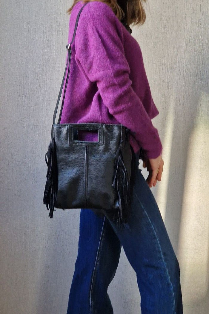 Bolso de piel con flecos negro