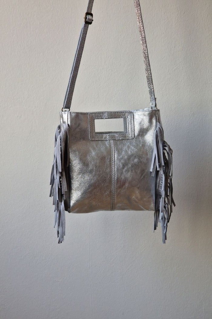 Bolso de piel con flecos plateado metalizado