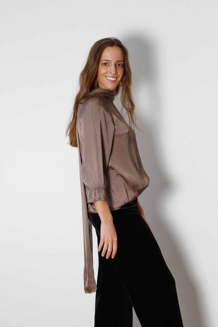 Blusa satinada de una manga con fular topo