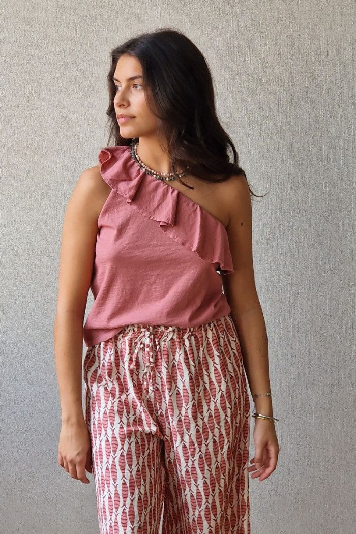Top asimétrico volante color rosa maquillaje