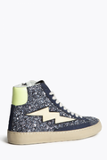 Sneakers azul con rayo glitter y tachuelas