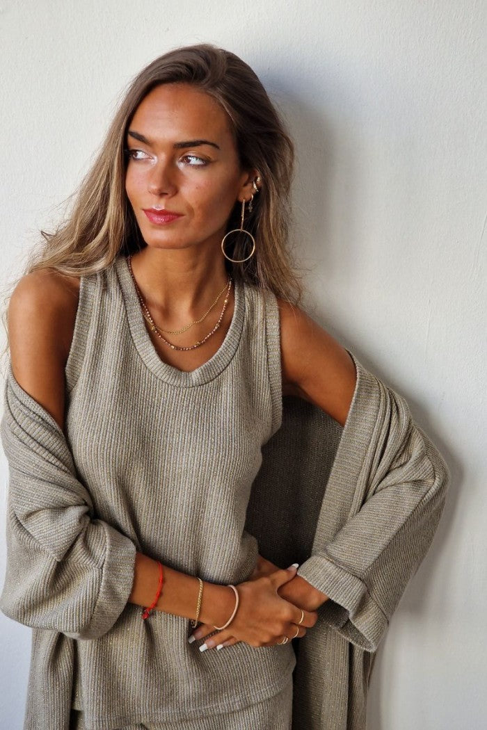 Top punto color beige con rayas doradas