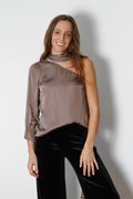 Blusa satinada de una manga con fular topo