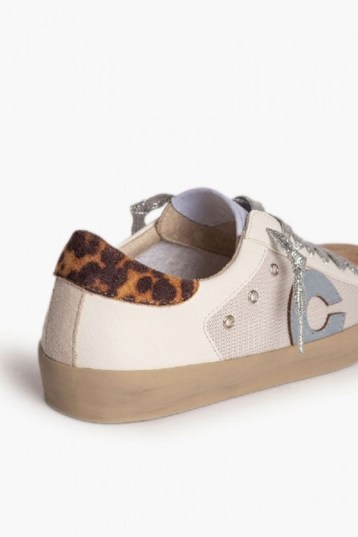 Sneakers blancas con detalles en animal print