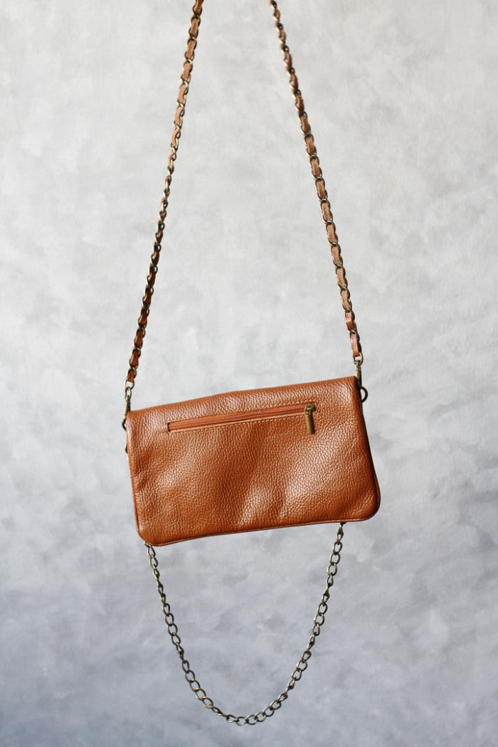 Bolso de piel camel con dos cadenas