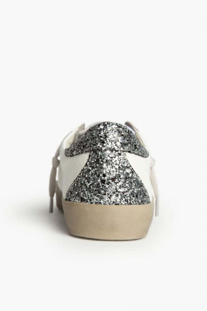 Sneakers blancas con detalles plateados