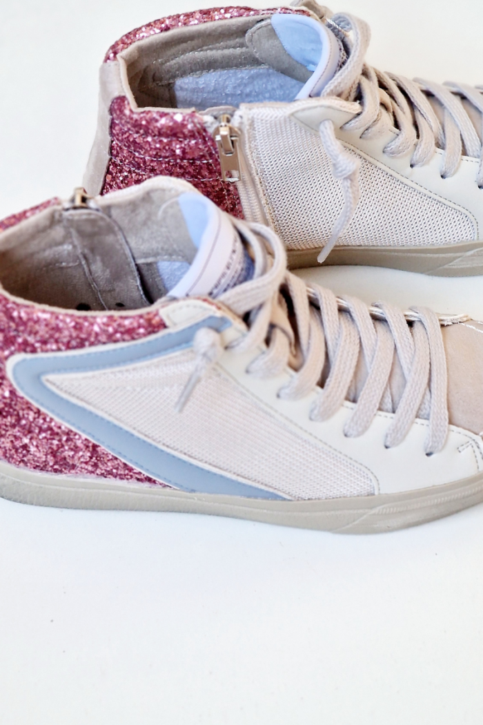 Sneakers blancas con detalles de glitter rosa