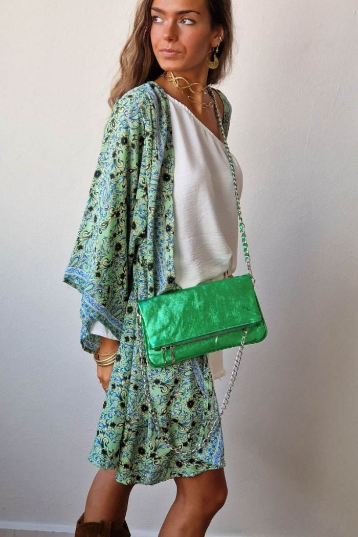 Bolso de piel metalizada con dos cadenas color verde