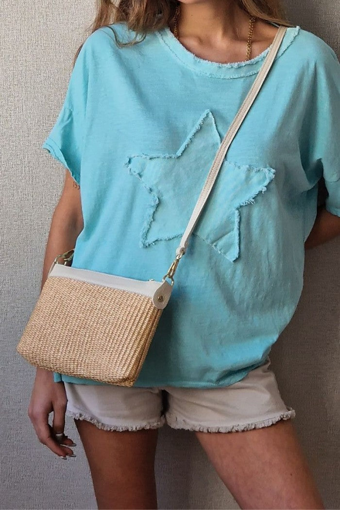 Bolso tipo rafia color natural y cinta cuero beige