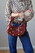 Bolso baguette granate con tachas