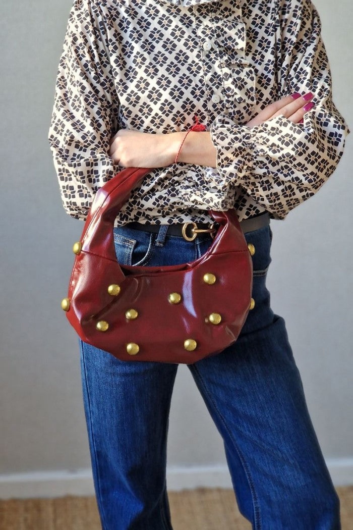 Bolso baguette granate con tachas