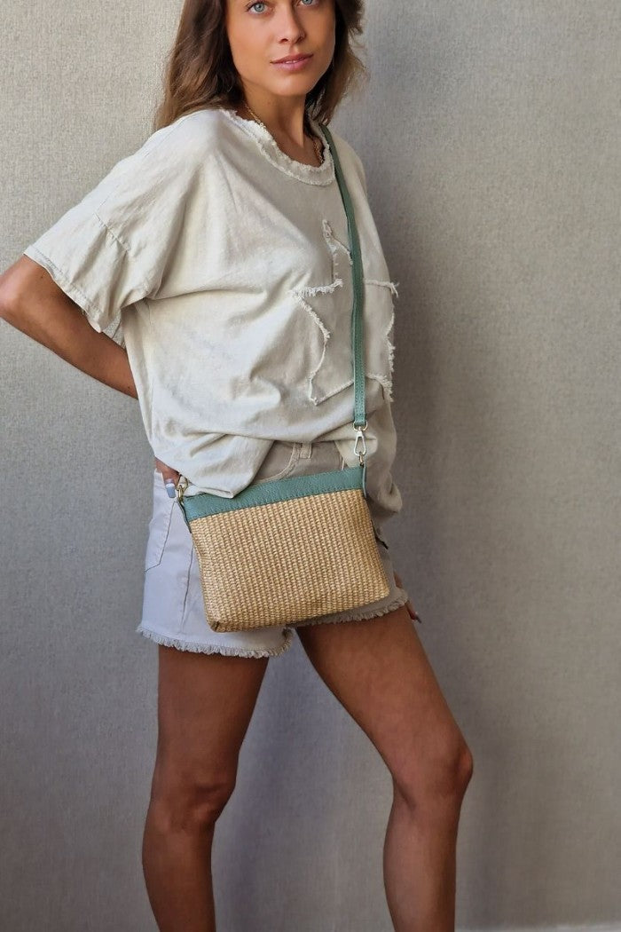 Bolso tipo rafia color natural y cinta cuero verde