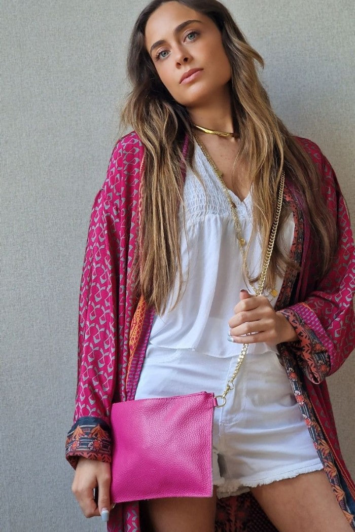 Bolso piel fucsia con cadena dorado