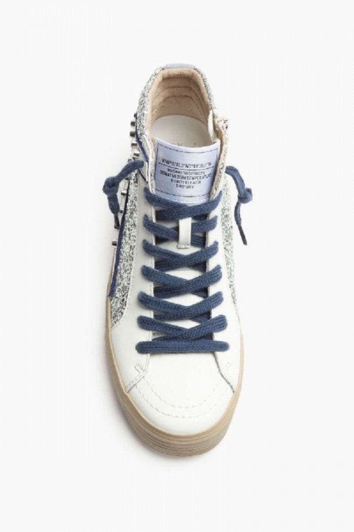 Sneakers plateada con detalle azul, glitter y tachuelas