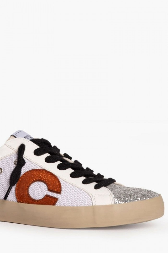 Zapatillas blancas, azul y naranja con detalles en plata