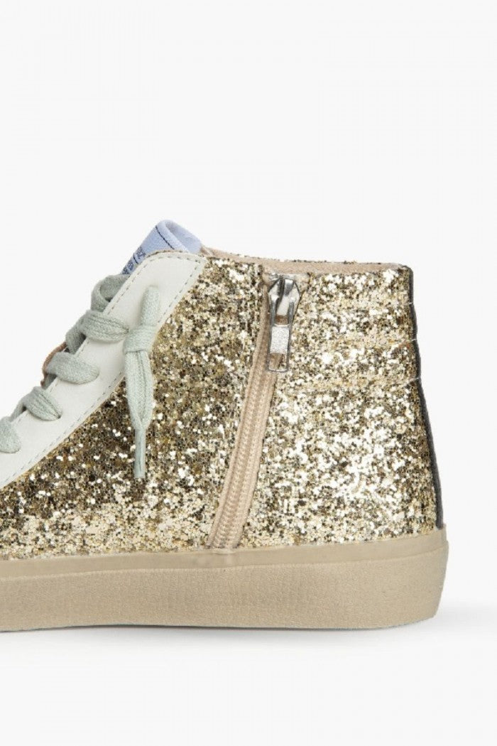 Sneakers dorada con detalle blanco, glitter y tachuelas