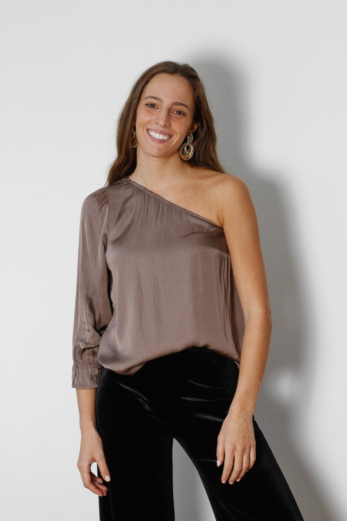Blusa satinada de una manga con fular topo