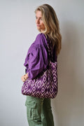 Bolso de tela estampada ikat morado con opción de personalizarlo