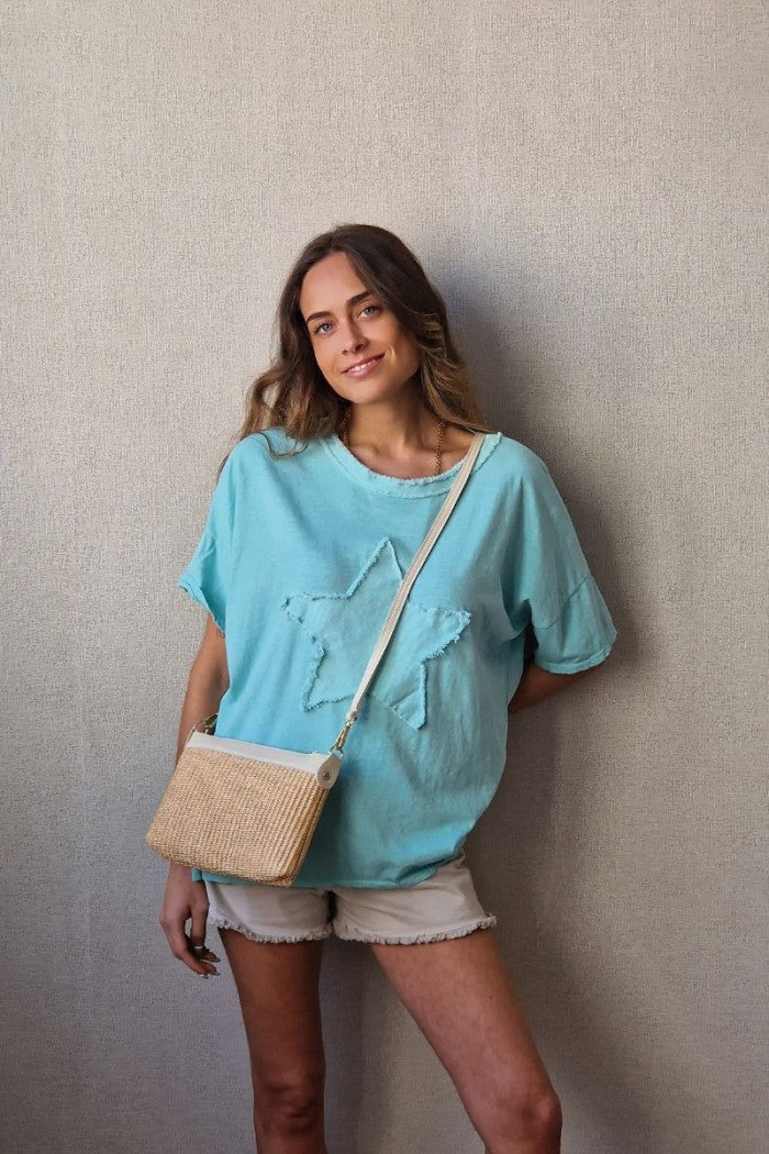 Bolso tipo rafia color natural y cinta cuero beige