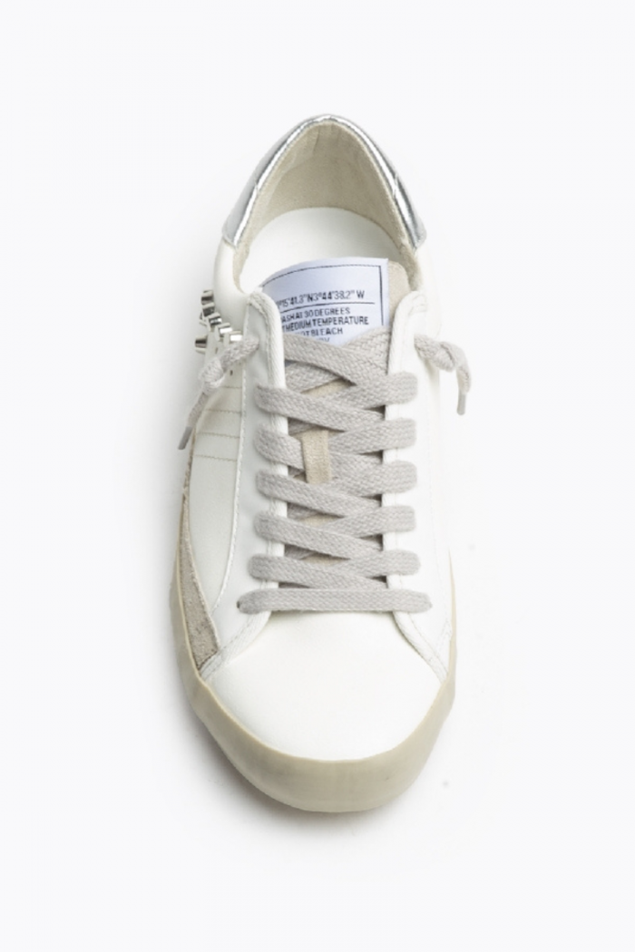 Sneakers blancas con detalles de tachas
